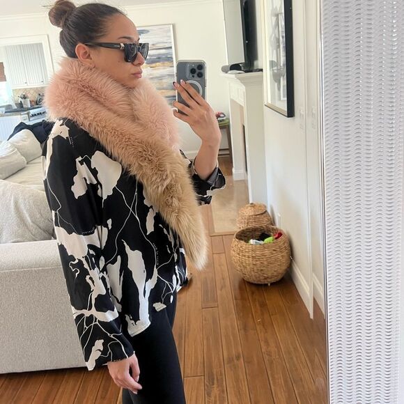 ARITZIA Faux Fur Scarf - Picture 7 of 7